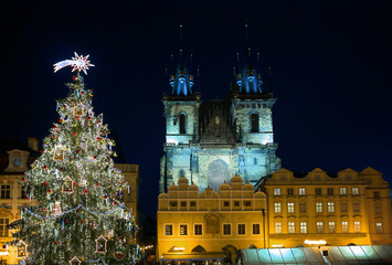 Центральная площадь в Праге ночью. Собор св Марии.