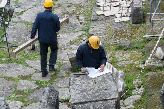 Arbeiter bei Ausgrabungsarbeiten im Forum Romanum