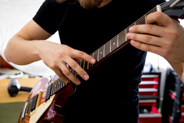 Lutnik naprawia gitarę 