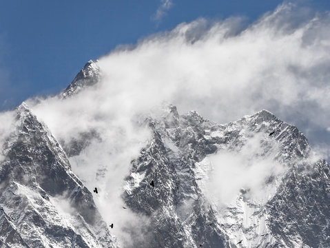 Fototapeta Black birds and snow flags on the top of the Lhotse (8516 m) - Mt. Everest region, Nepal