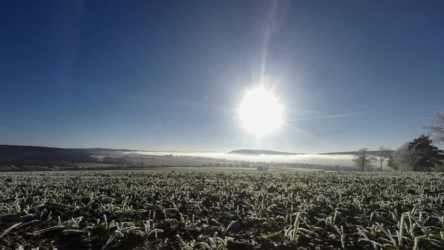 Zeitrafferfilm zeihende Nebelwolken und Sonne 2
