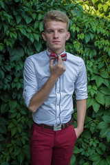 парень в рубашке с бабочкой