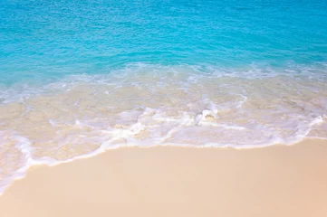 Keuken foto achterwand Oceaan golf wave lapping on beach shore