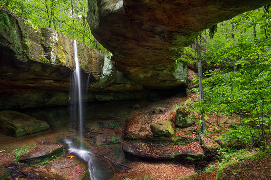 Fototapeta Rock Bridge in the Hocking Hills of Ohio - a natural rock bridge with slender waterfall