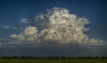 Obraz na płótnie Canvas Stormy clouds over the field