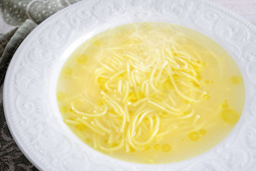 brodo con tagliolini fumante