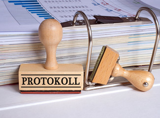 Protokoll Stempel im Büro mit Ordner und Akten