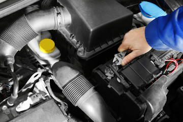 Obraz premium Mechanic repairing car with open hood