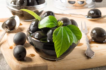 Foto op Plexiglas Black olives on a table and glass cups with oil © romensky