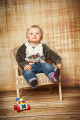 im Kinderstuhl sitzen