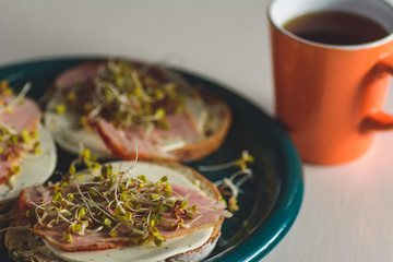Kanapki z szynką, serem białym i kiełkami rzodkiewki