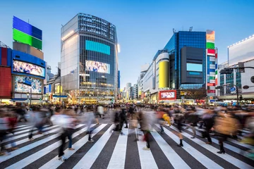 Selbstklebende Fototapete Tokio Menschen beim Shibuya Crossing in Tokyo Japan