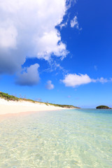 美しい沖縄のビーチと夏空
