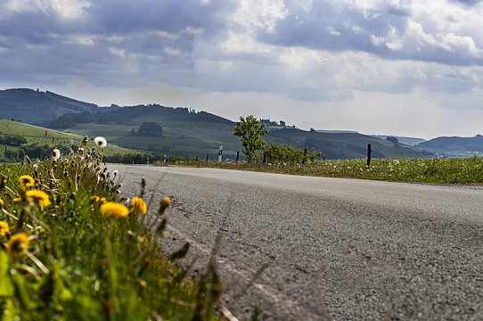 Landstra&szlig;e im Sommer