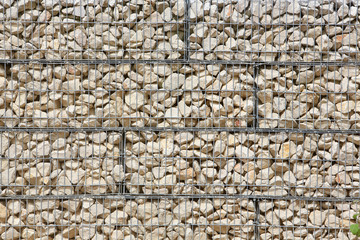 Assemblage de pierres derrière une grille. / Assembly of stones behind a grille. 