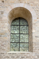 Vitrail. Cours de la Congrégation. Abbaye de Cluny. Fondée en 909 ou 910. France. / Stained glass window. Congregation courtyard. Cluny Abbey. Cluny was founded in 910. France.