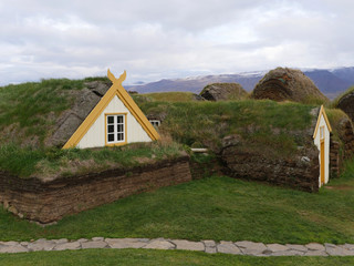 Fototapeta na wymiar Torfhäuser mit Grasdach in Island