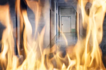 Selbstklebende Fototapete Flamme Feuer brennt im Flur des Gebäudes