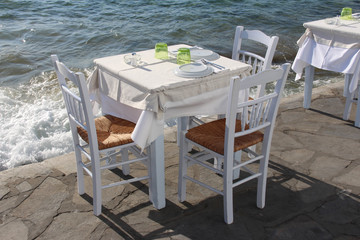 Esstisch am Wasser