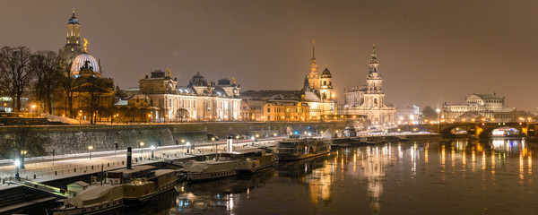 Panorama Altstadt Dresden im Winter - Nacht