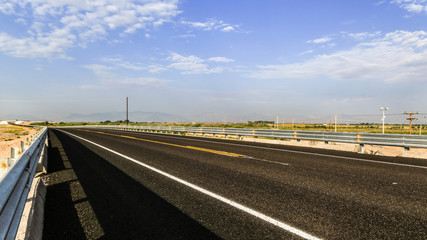 Fototapeta premium Punto de fuga lateral de una carretera/Road side leakage point