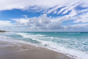 Fototapeta na wymiar beautiful scene from the coast of Cuba, Varadero - dark-blue horizon the azure waters the Atlantic ocean,