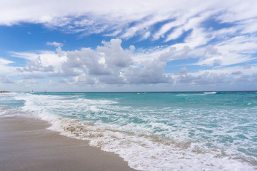 Fototapeta na wymiar beautiful sea on a cloudy sky background. Cuba coast.