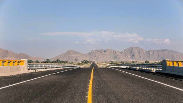 Horizonte de una carretera solitaria en Coahuila/Skyline of a lonely road in Coahuila