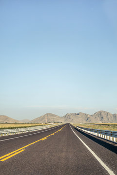 Toma vertical de carretera en Coahuila/ Vertical shot of road in Coahuila