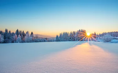 Zelfklevend Fotobehang Majestueuze zonsopgang in het landschap van de winterbergen. © Jag_cz