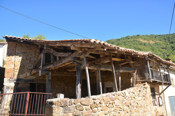 casona rústica en una aldea © uzkiland