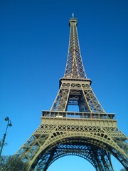 Fototapeta na wymiar Eiffel tower Paris on blue sky