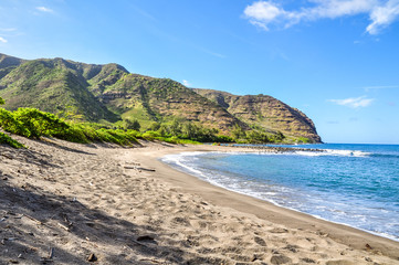Obraz premium Beautiful view of Halawa Beach Park and the Halawa Valley on the remote island of Molokai (Moloka'i), Hawaii, USA.Two beaches, Kamaalaea and Kawili, are located in the bay. Popular tourist attraction.