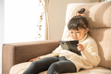 スマホを見る女の子
