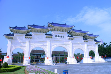 Obraz premium Front gate of Chiang Kai Shek (CKS) memorial hall in Taipei City, Taiwan