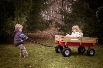 Kids with wagon  © Katera