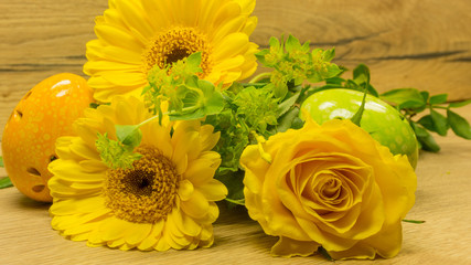 Osterdekoration - Blumen mit Osterei in Gelb