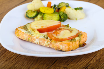 Baked salmon with pesto