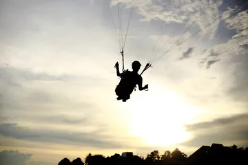 Plaid mouton avec photo Sports aériens silhouette de parachute et coucher de soleil