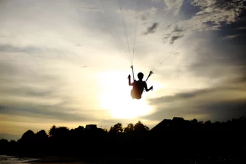Vitrage gordijnen Luchtsport parachute silhouette and sunset 