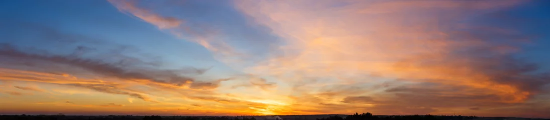 Fototapeten Schöner Sonnenuntergangshimmel mit erstaunlichen bunten Wolken gegen tiefes Blau © skumer