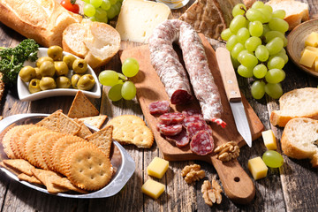 cheese,salami and crackers