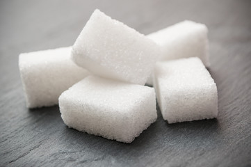 sucre en morceaux blanc sur ardoise