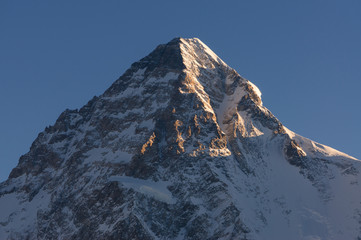 Zonlicht op de top van de K2-bergtop in een ochtend, K2-trektocht, Pakis