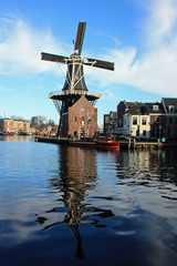 Fototapeta na wymiar Moulin à vent et son reflet à Haarlem, Pays-Bas