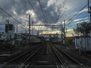 Fototapeta na wymiar 踏切から見た駅と線路