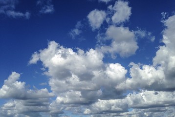 夏の晴れた空と雲