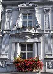 Wundervolle Fassade mit Fenstern im 6. Bezirk von Wien