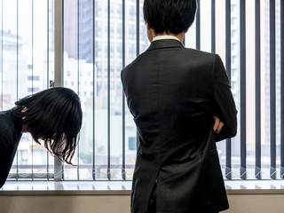 謝罪するビジネスウーマン