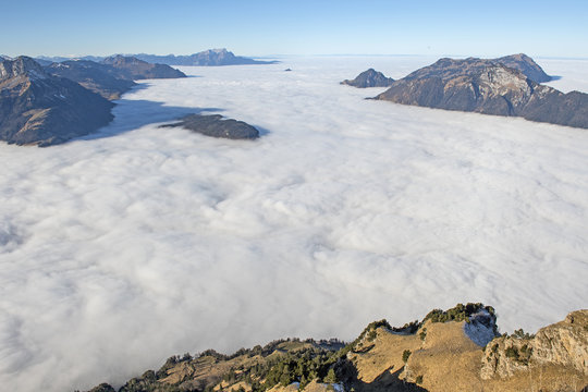 Fototapeta Nebelmeer über der Gegend des Vierwaldstättersees, aus der Sicht des Fronalpstocks, Schwyz, Schweiz